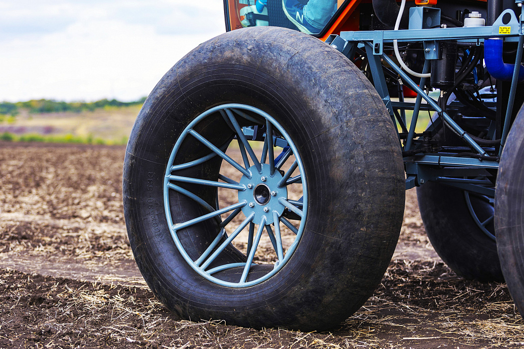 Tire covers have no protector and do not damage seedlings even on the wet ground